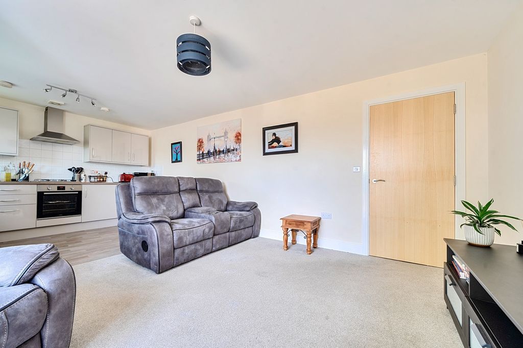 2 bed flat for salePriors Orchard, Southbourne, Emsworth PO10 photo 4