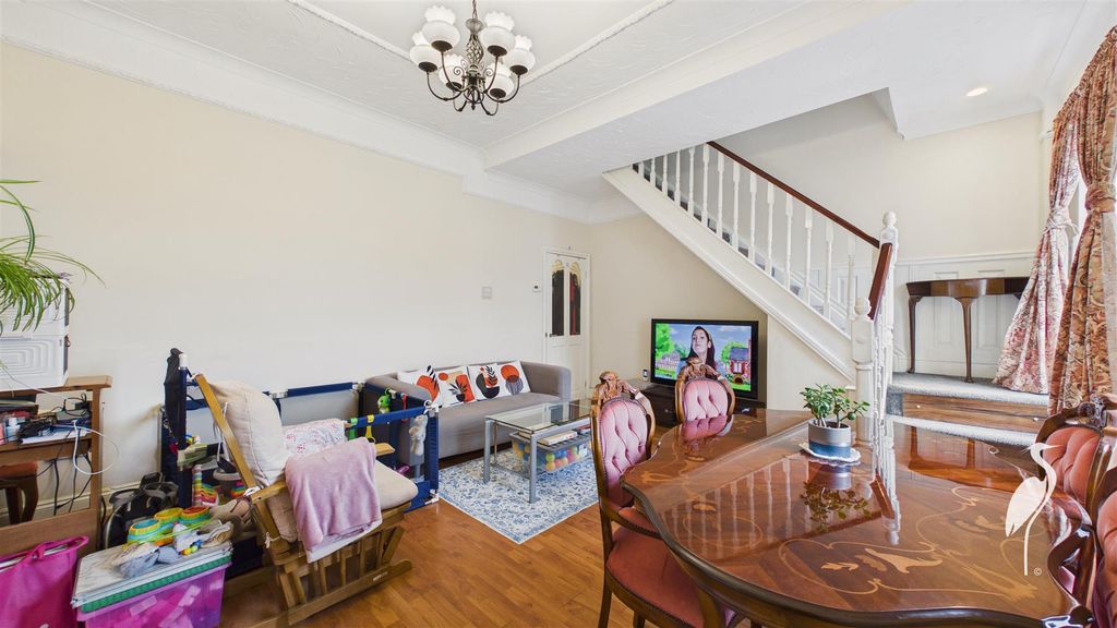 Property photo 3 of 13 Lounge