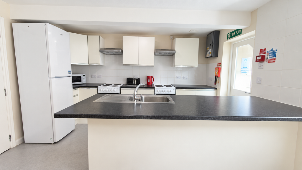 Property photo 3 of 9 Kitchen 2