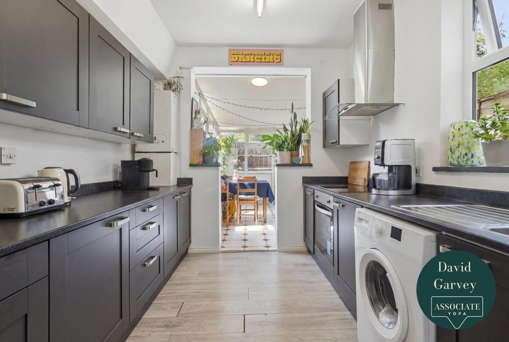 Property photo 3 of 13 Fitted Kitchen