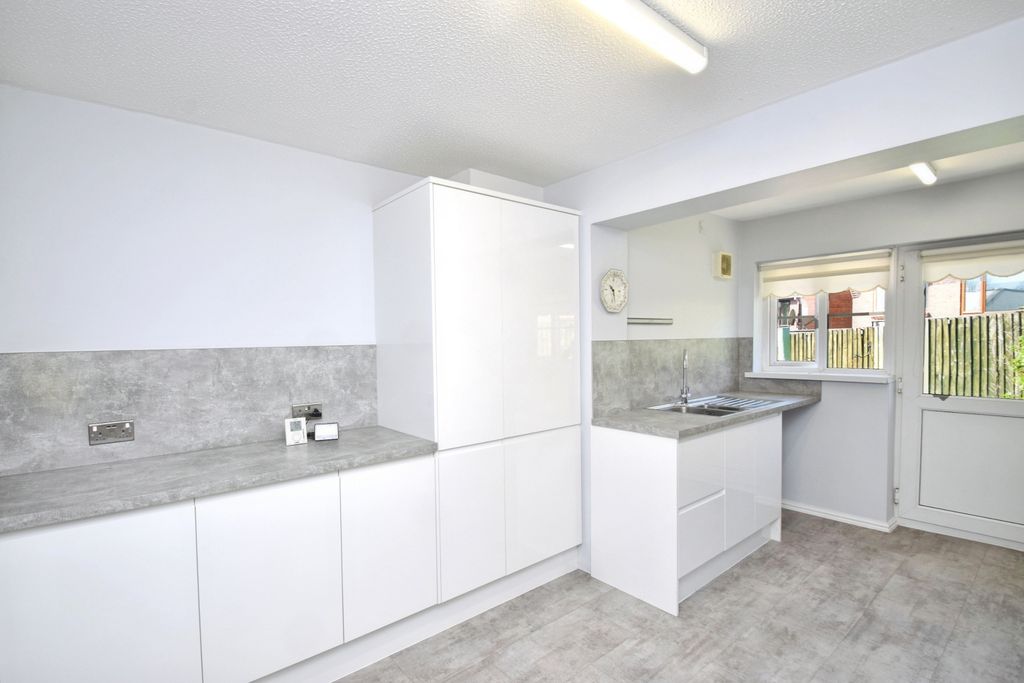 Property photo 3 of 35