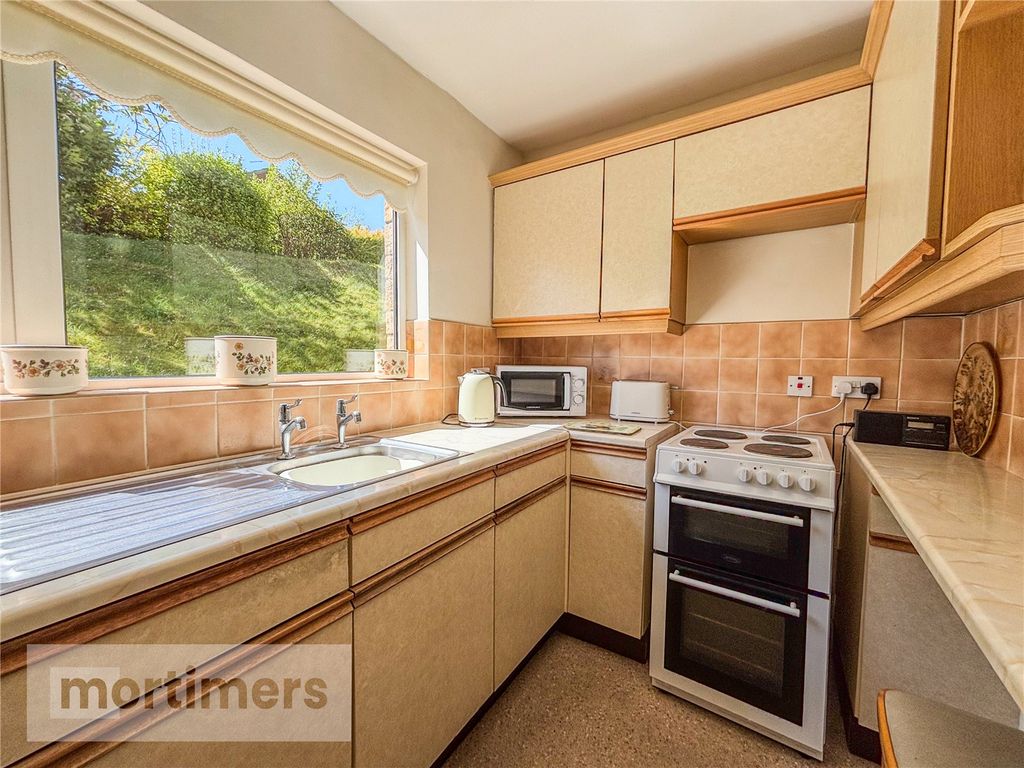 Property photo 3 of 10 Kitchen
