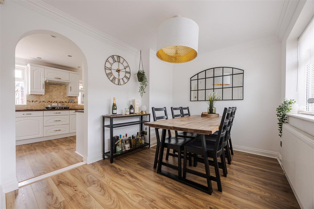 Property photo 3 of 19 Dining Area