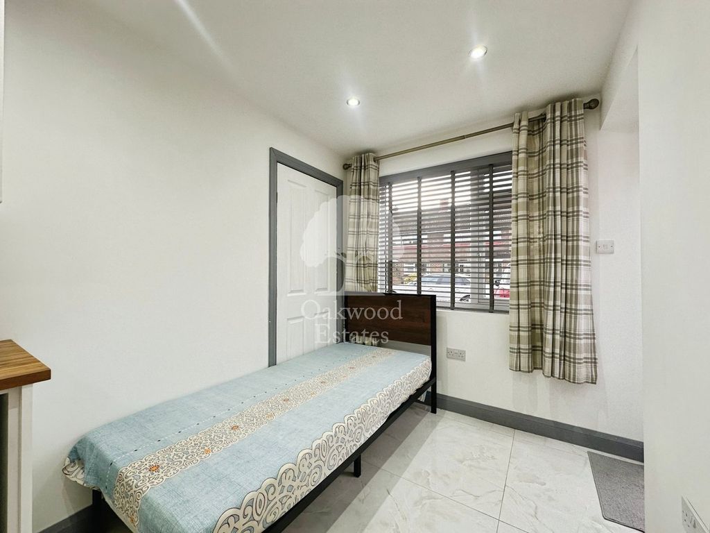 Property photo 2 of 5 Studio