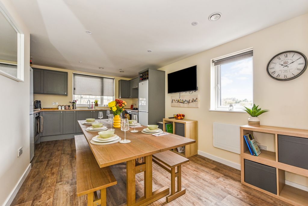 Property photo 2 of 27