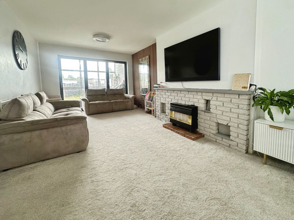 Property photo 3 of 13 Lounge