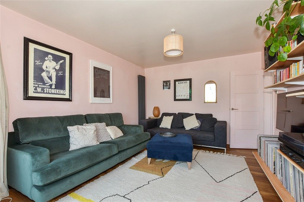 Property photo 3 of 19 Lounge