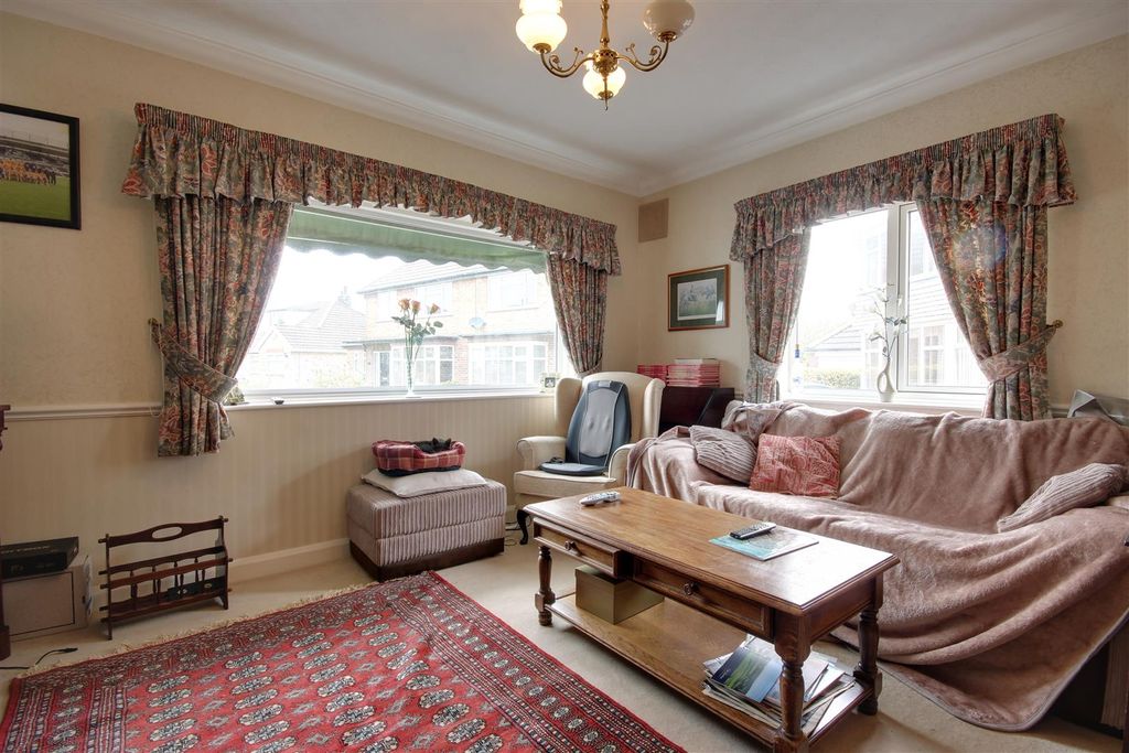 Property photo 3 of 15 Sitting Room