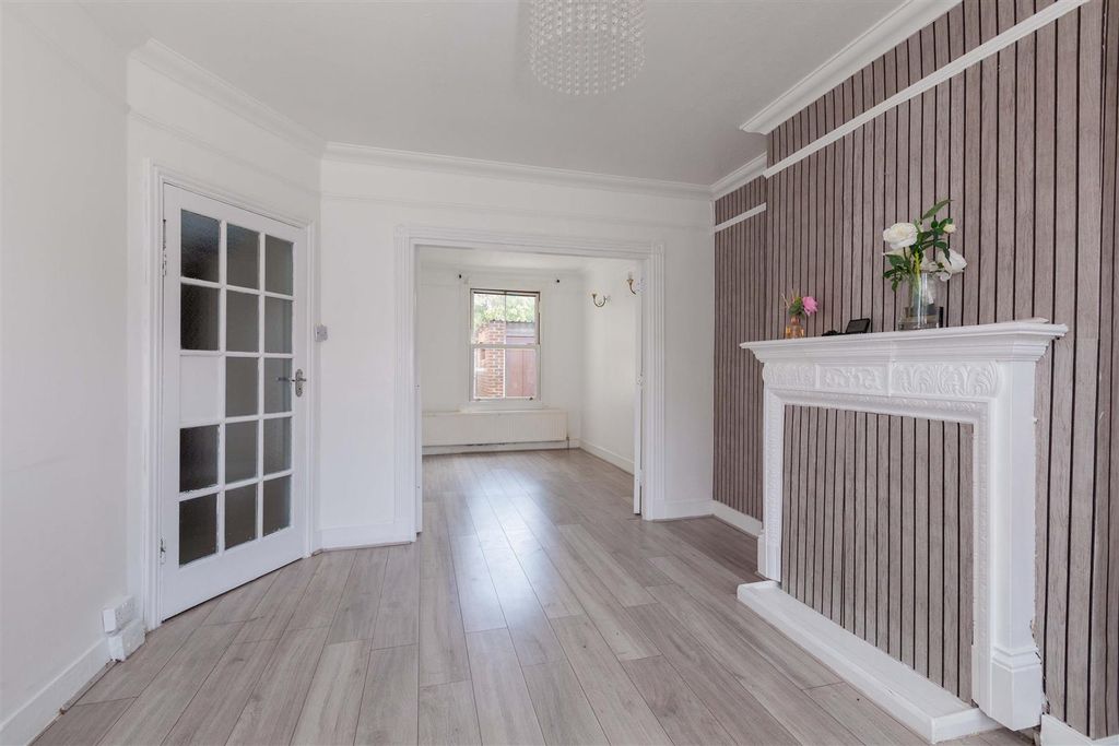 Property photo 2 of 15 5 Seymour Road-8.Jpg