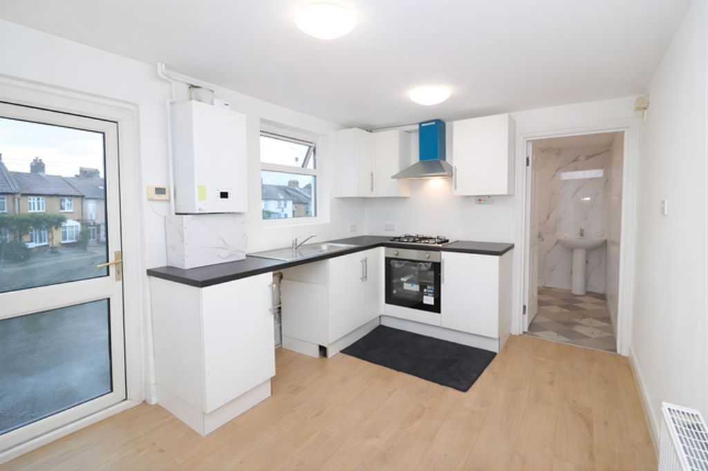 Property photo 3 of 9 Kitchen