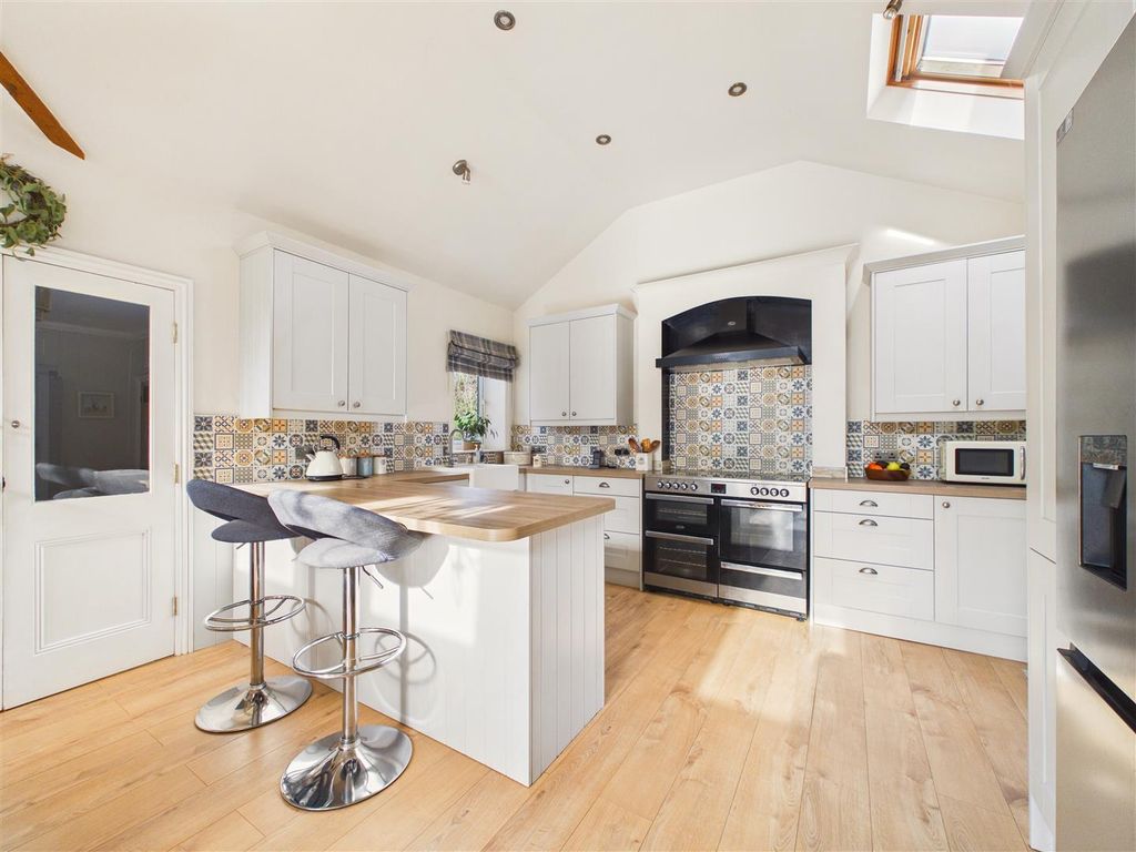 Property photo 3 of 27 Cam03303G0-Pr0318-Still007.Jpg