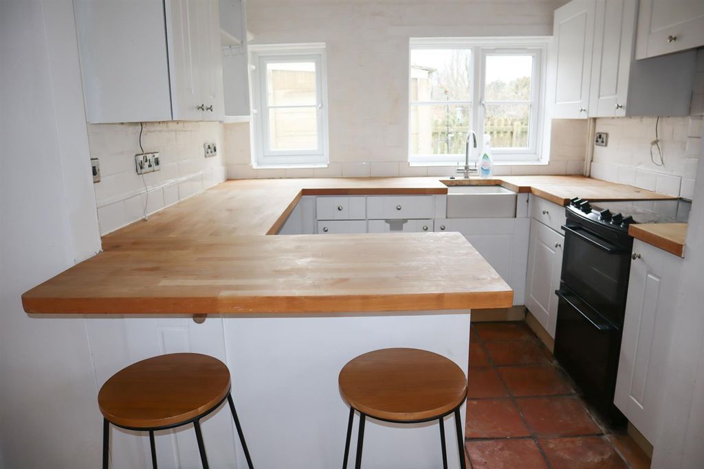 Property photo 3 of 9 Kitchen