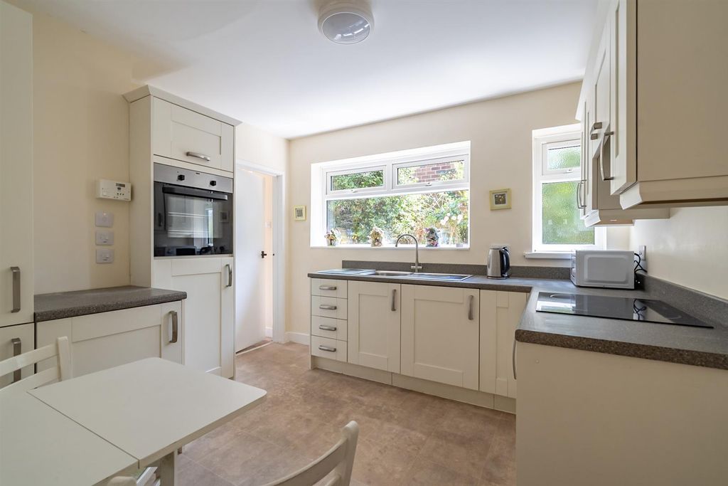 Property photo 3 of 10 Kitchen