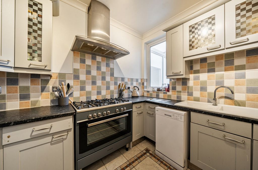 Property photo 3 of 14 1416533-12-698F41...