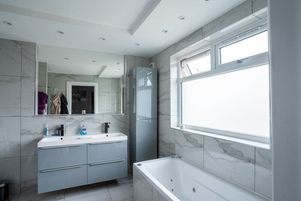Property photo 3 of 27 Ensuite
