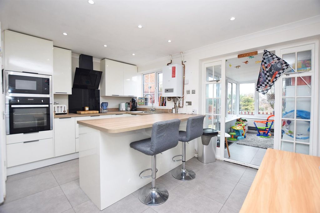 Property photo 2 of 12 Kitchen