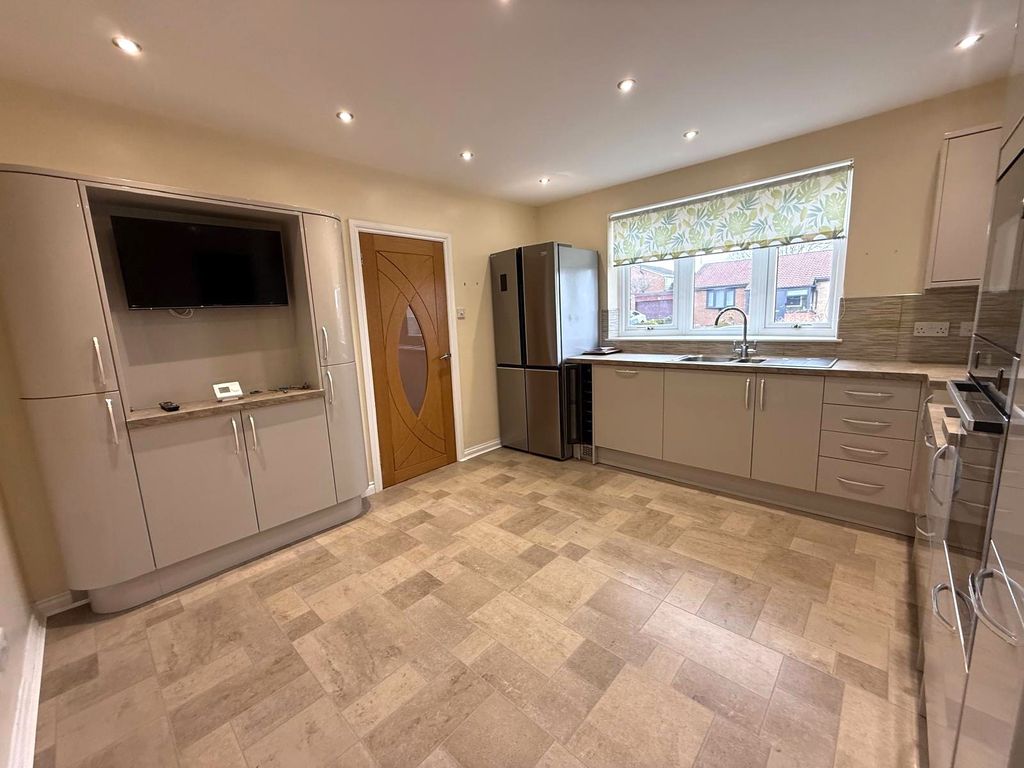 Property photo 3 of 19 Kitchen