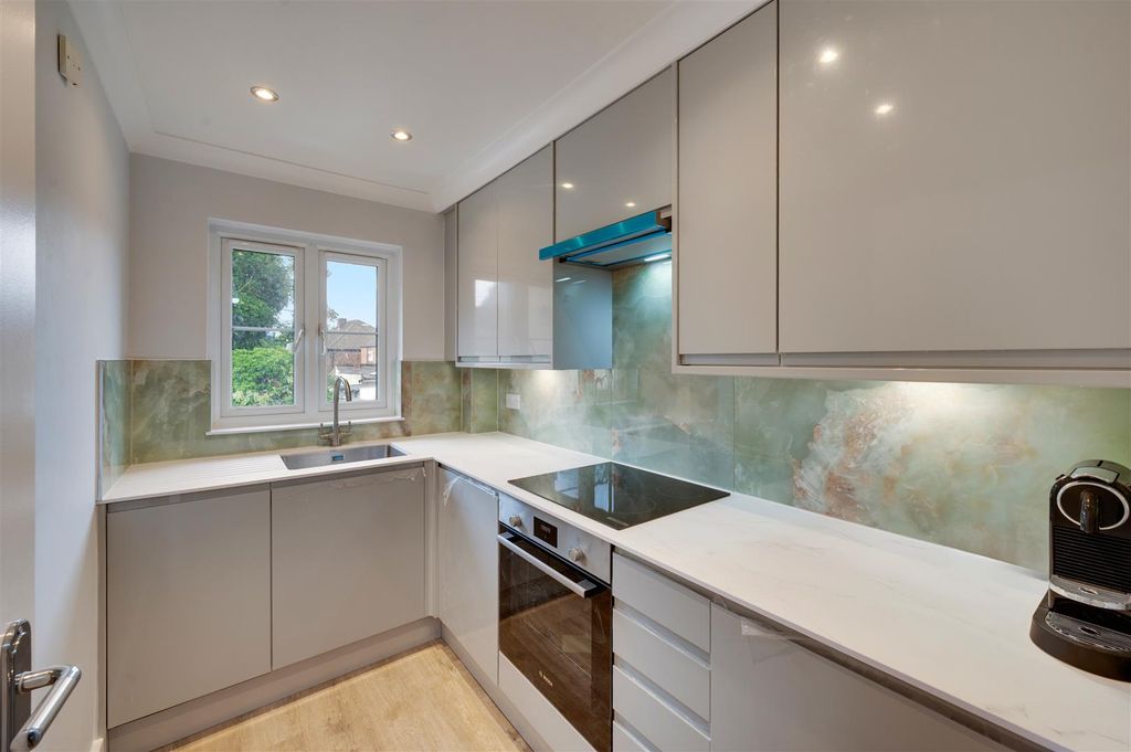 Property photo 2 of 14 Daniels_Cygnet Close London, Nw10_010.Jpg