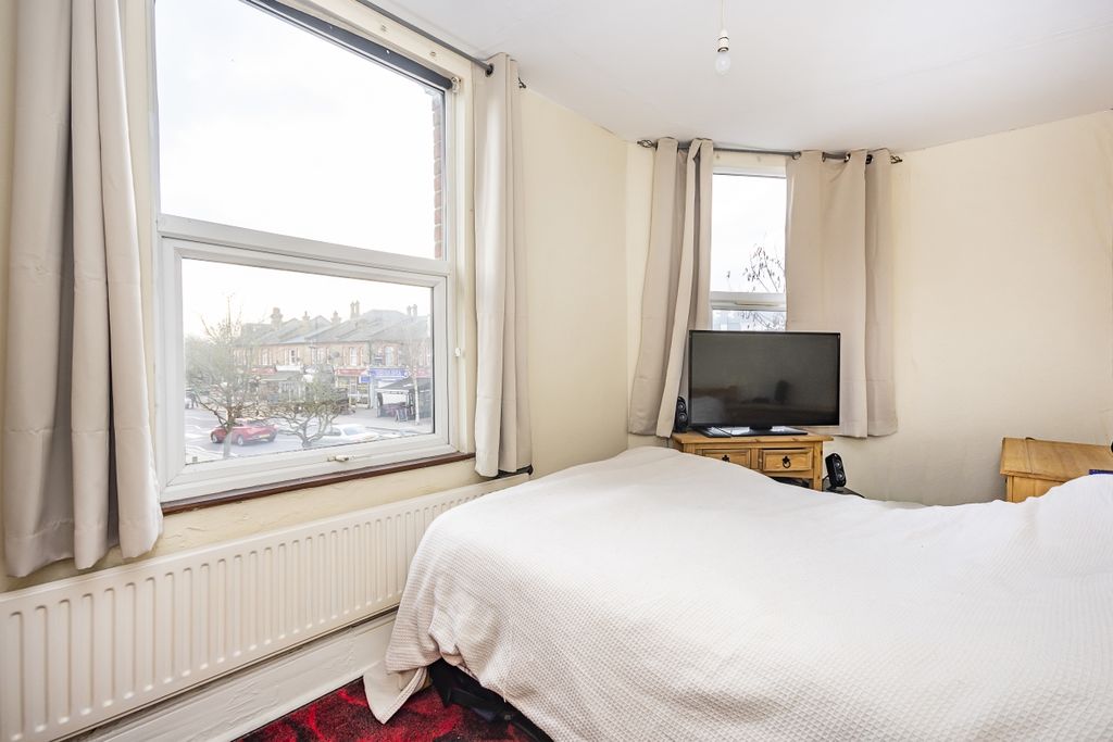 Property photo 3 of 6 .