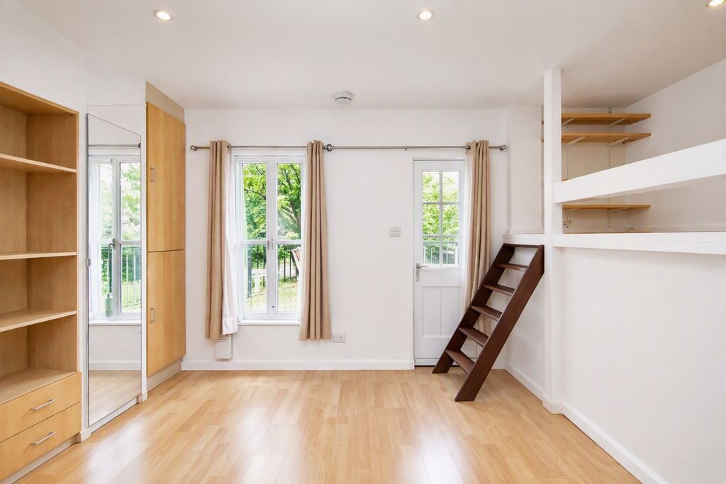 Property photo 1 of 7 Studio