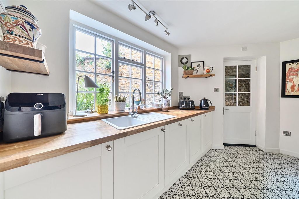 Property photo 3 of 11 Kitchen
