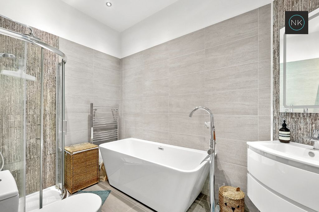 Property photo 2 of 19 4806003