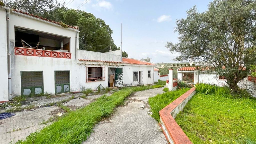 Property photo 1 of 21 Property For Sale In Benfarras/Terras Ruivas, Situated On A Plot Of 1800m2