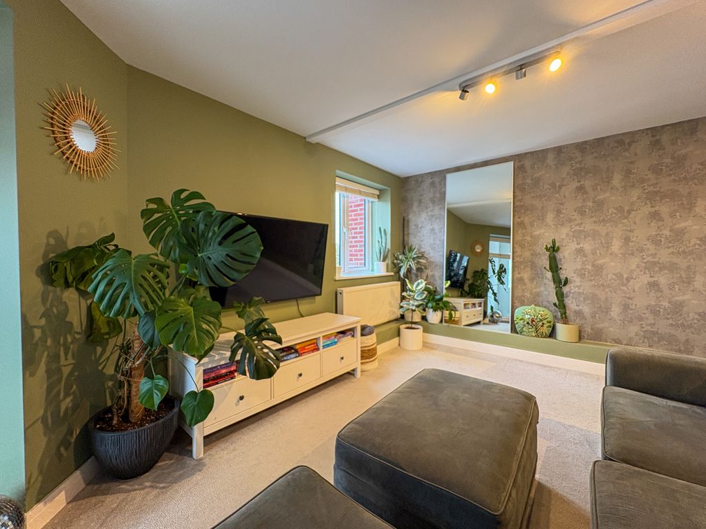 Property photo 2 of 16 Lounge