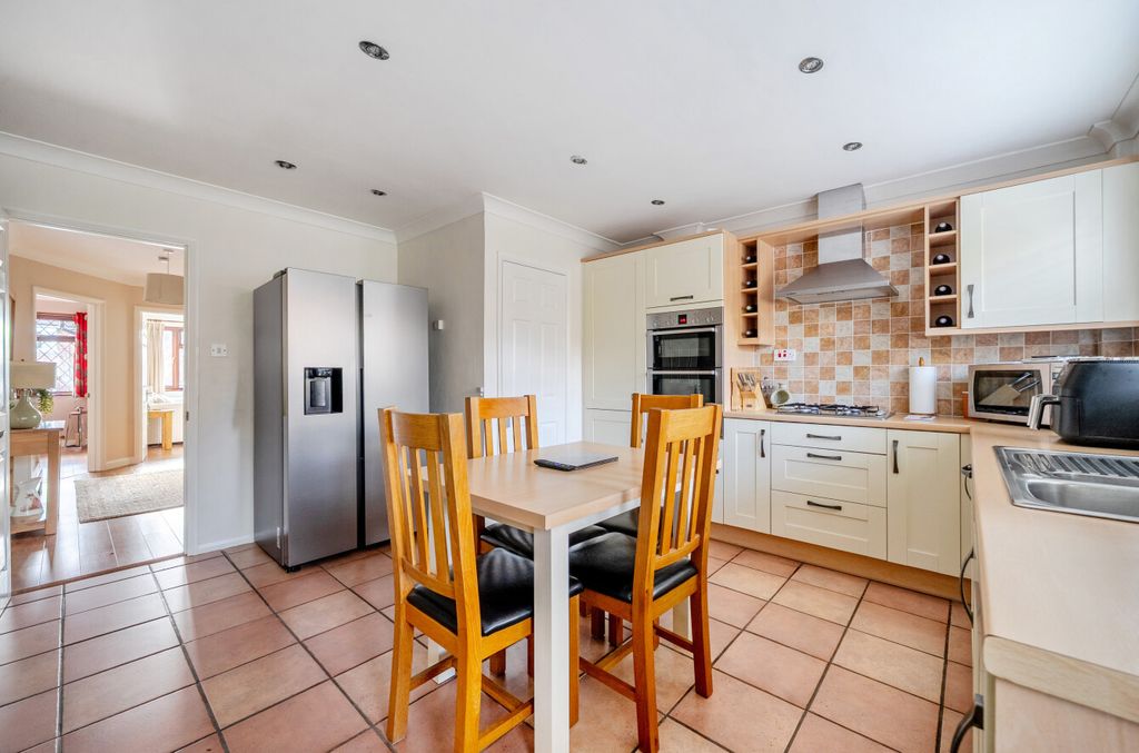 Property photo 2 of 31 1384025-24-69259c...