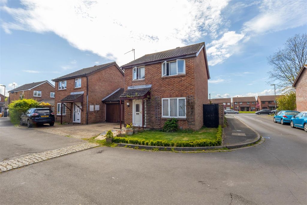 Property photo 1 of 17 Kestrel Close-01 - T.Jpeg
