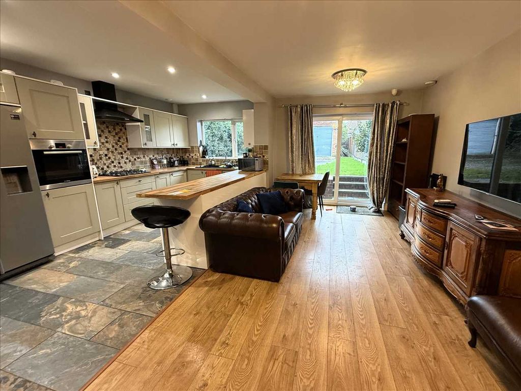 Property photo 2 of 28