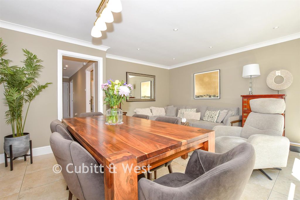 Property photo 3 of 13 Lounge/Diner