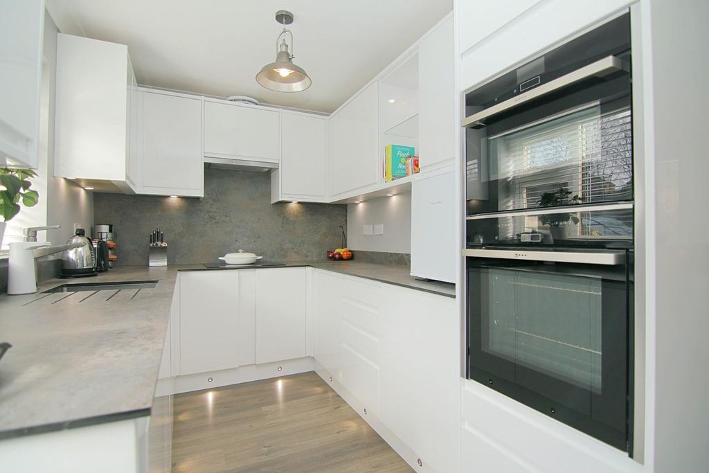 Property photo 3 of 25 Kitchen