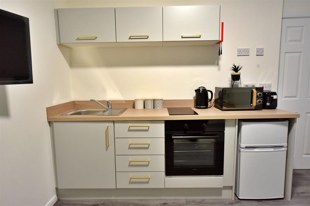 Property photo 2 of 5 165Ar_Room10_04.Jpg