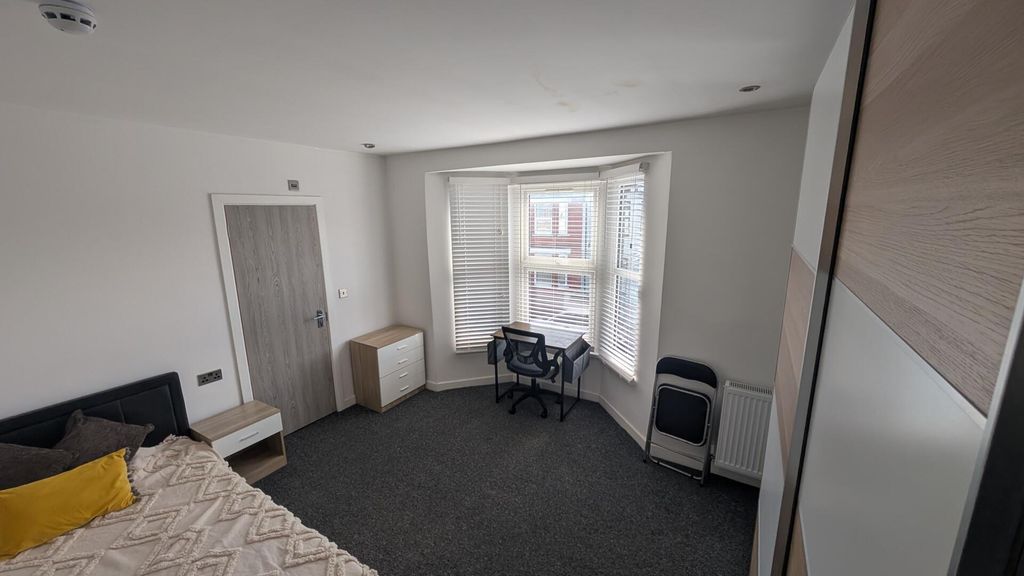 Property photo 2 of 9 Bedroom