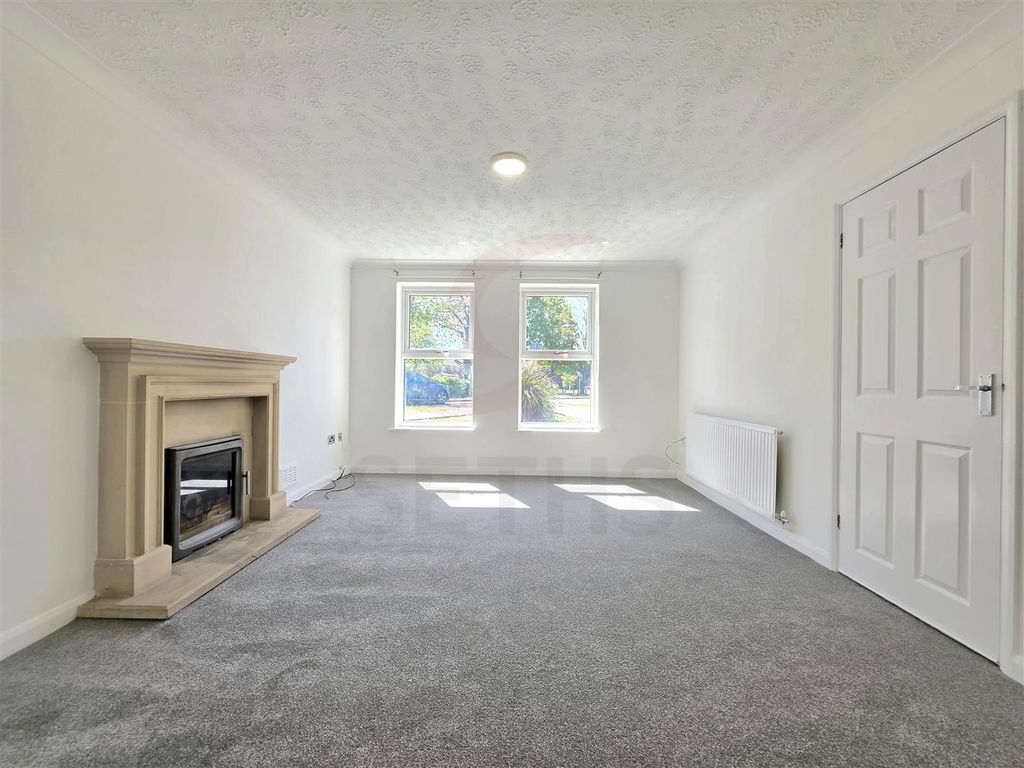 Property photo 2 of 16 Lounge