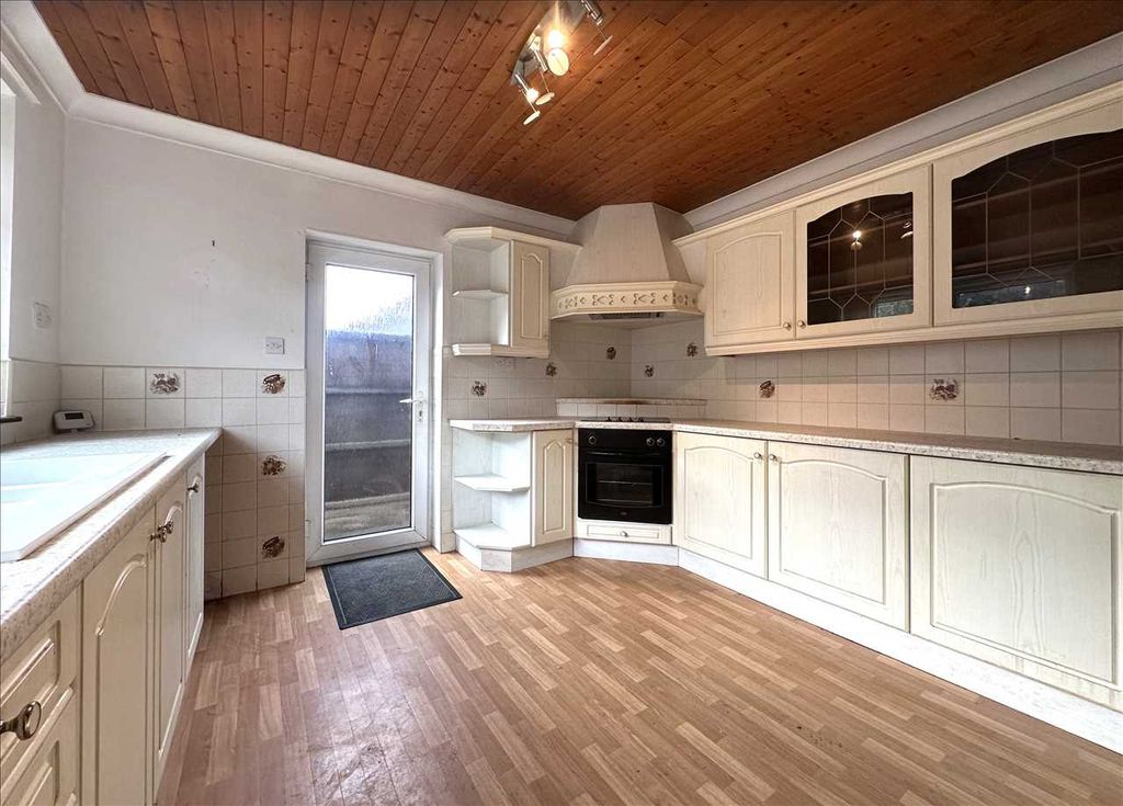 Property photo 3 of 15 Bright Inviting Lounge: