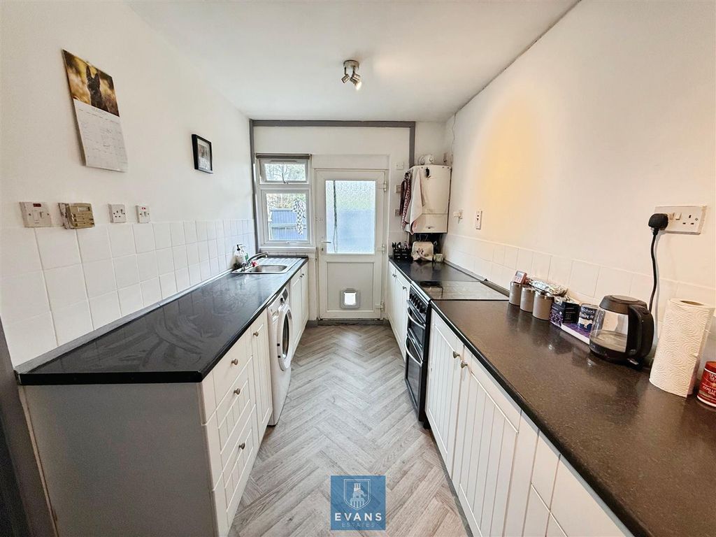 Property photo 2 of 8 Kitchen