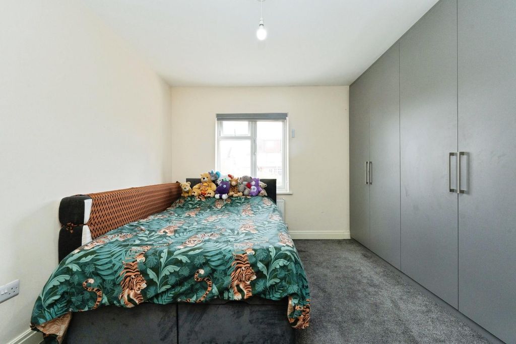 Property photo 3 of 11 Bedroom 2.Jpg
