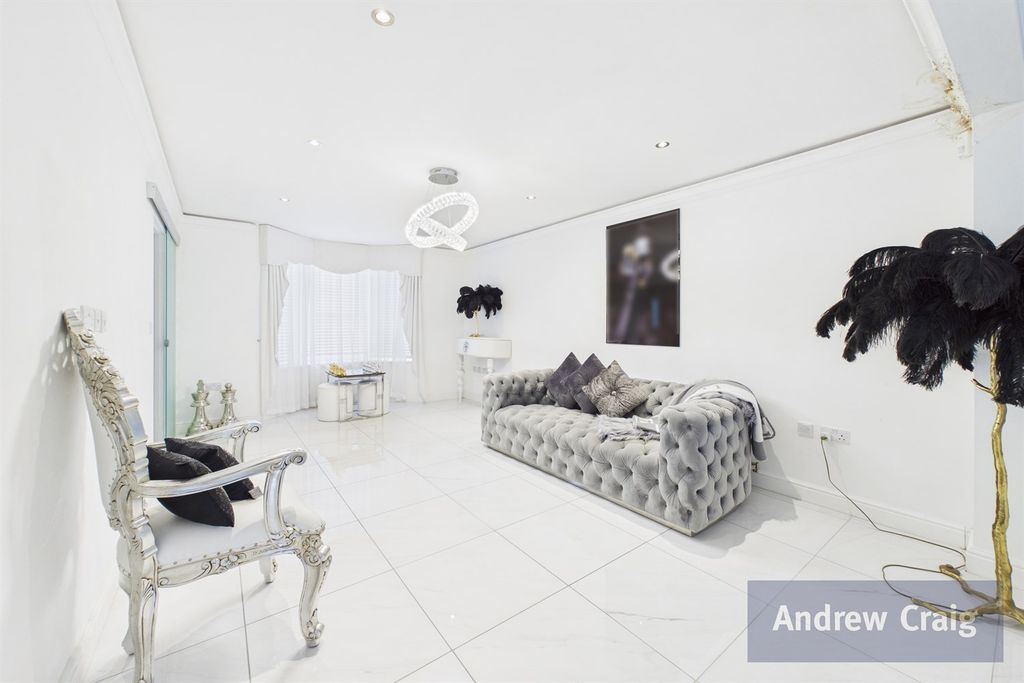 Property photo 2 of 25 Lounge