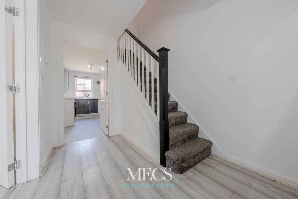 Property photo 2 of 18 5327722