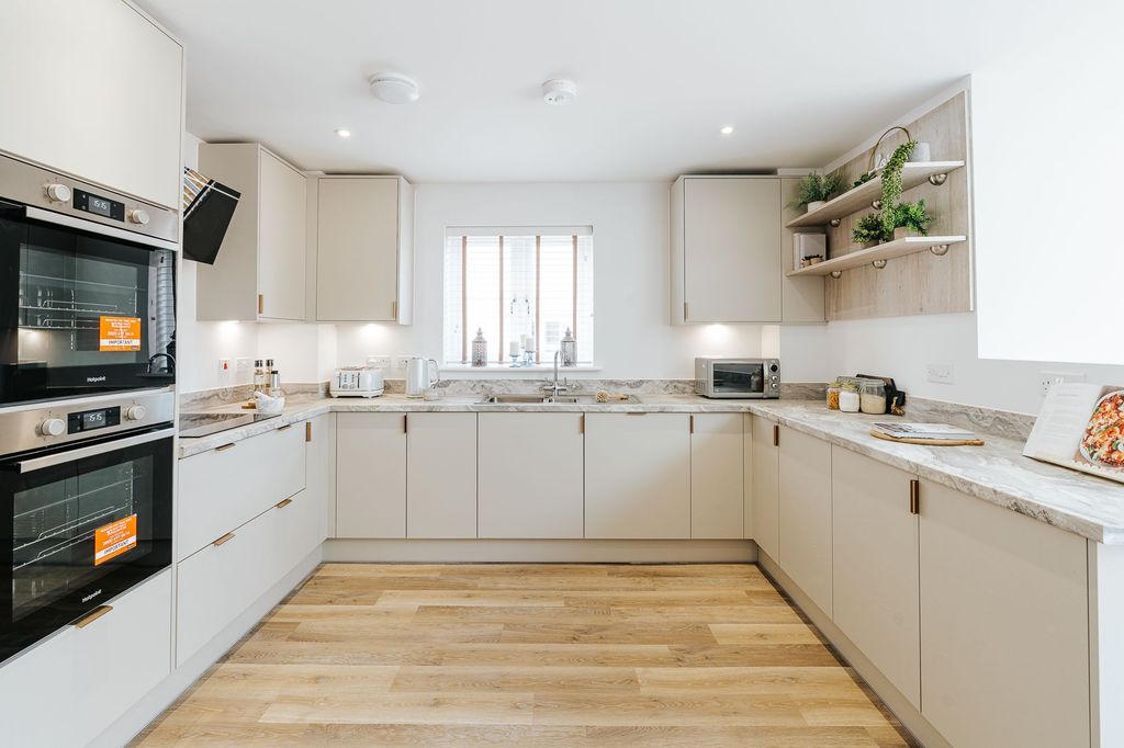 Property photo 3 of 10 Kitchen
