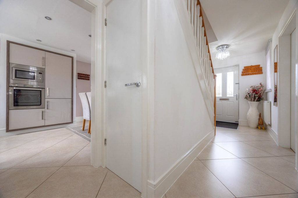 Property photo 2 of 27