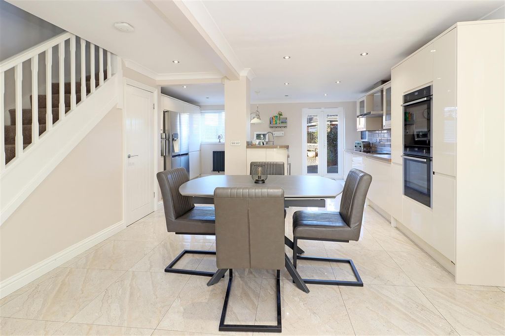 Property photo 2 of 12 Kitchen / Dining / Snug Area