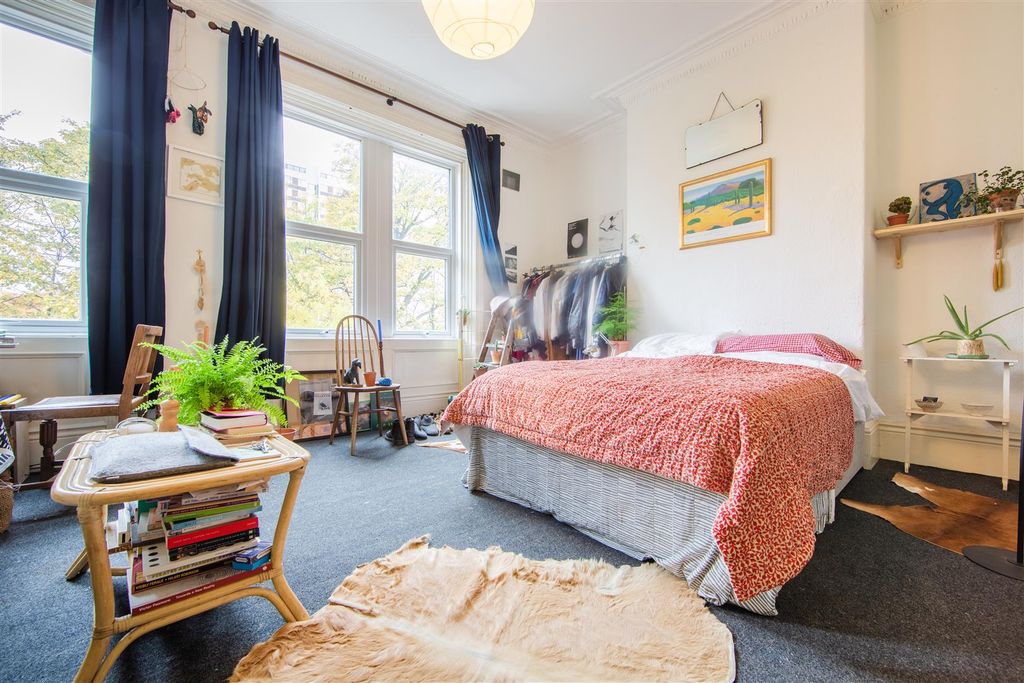 Property photo 3 of 4 4 Heaton Grove - Hi-3.Jpg