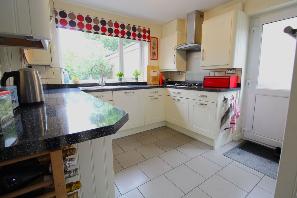 Property photo 3 of 17 Kitchen