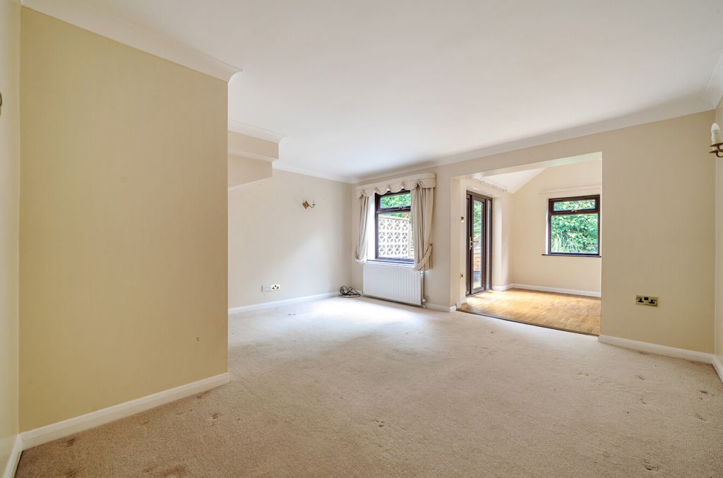 Property photo 3 of 21 1332124-12-688B4A...