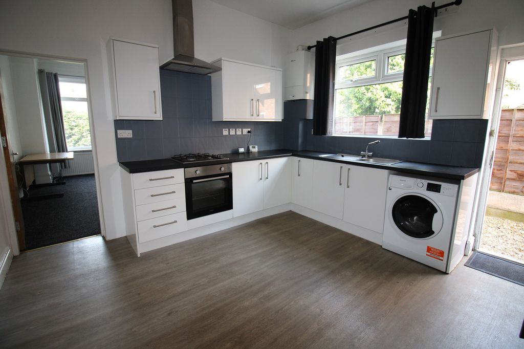 Property photo 2 of 9 Kitchen