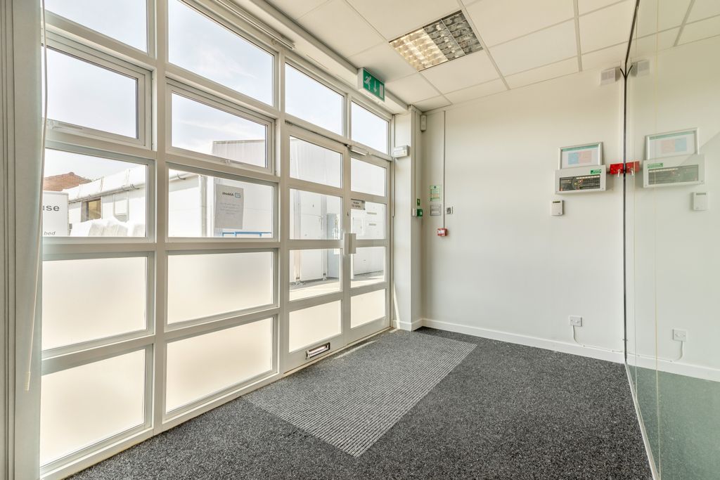 Property photo 3 of 12 8694025-Interior01-800