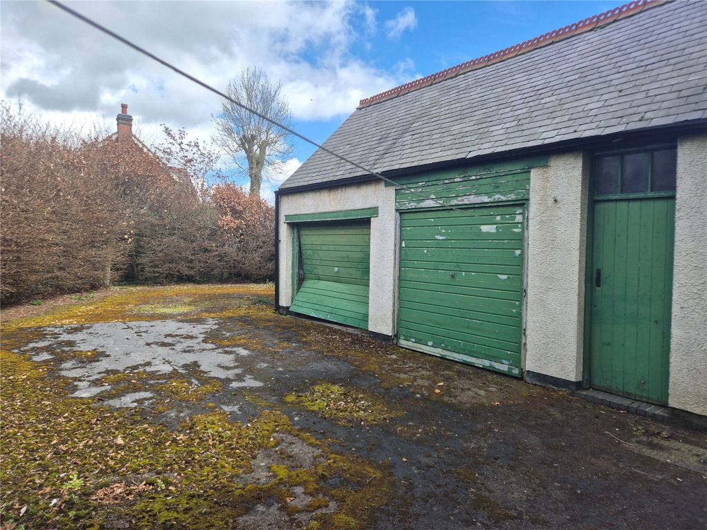 Property photo 3 of 7 Garages
